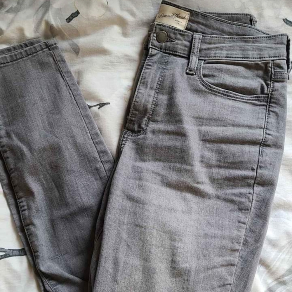 High-Rise Gray Skinny Jeans